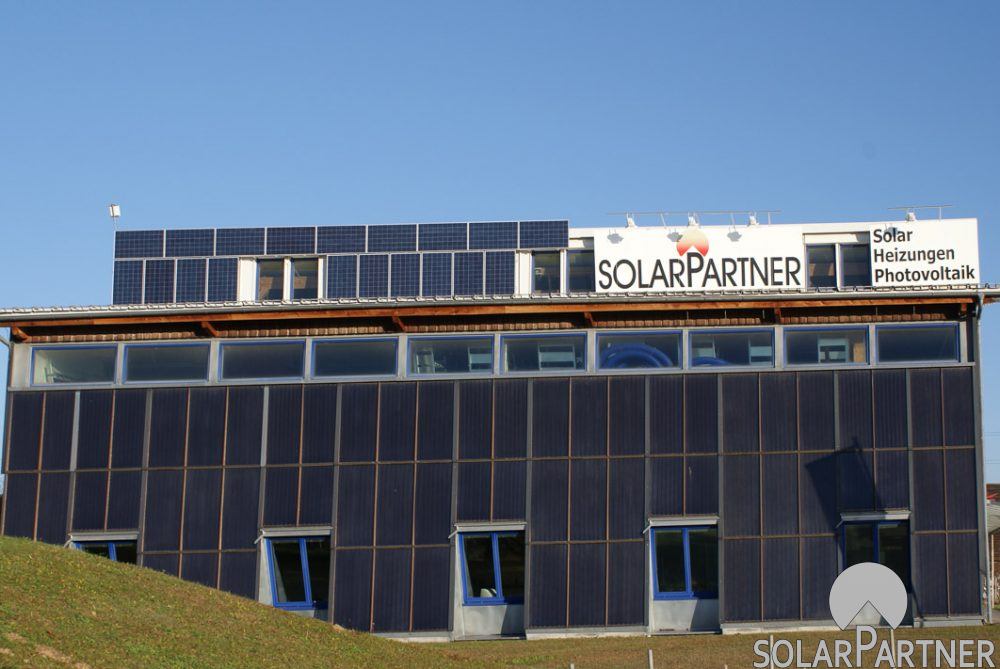 Das mit dem Energy Globe ausgezeichnete Firmengebäude der Firma SolarPartner mit einem thermischen Fassadenkollektor aus eigener Produktion und einer PV-Anlage für den Eigenverbrauch.