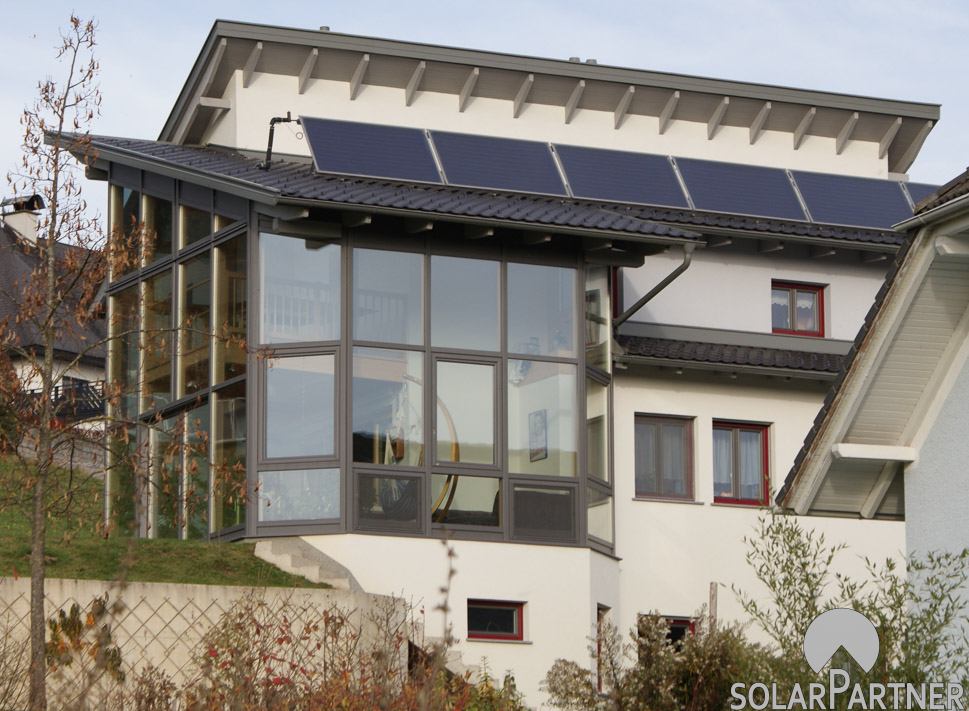 Optimierte Solaranlage auf einem Pultdach.