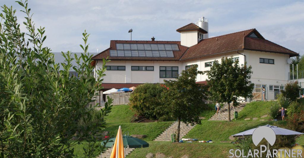Solaranlage für Naturschwimmbad und Sportanlage.
